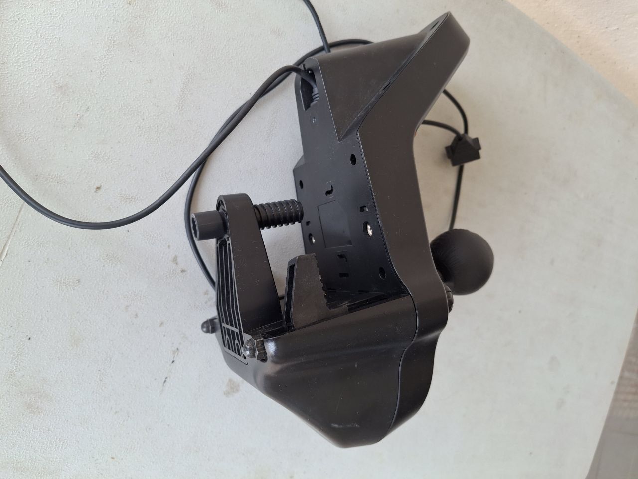 Кермо з педалями та коробкою передач, Logitech G27