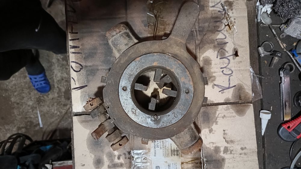 Плашка клупп для нарізання різьби