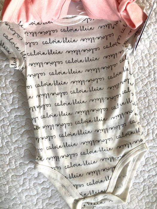 Calvin Klein komplet 3 czesci na 3 - 6 m lub 6 - 9 miesiecy