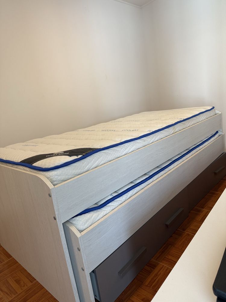 Mesa e camas de solteiro