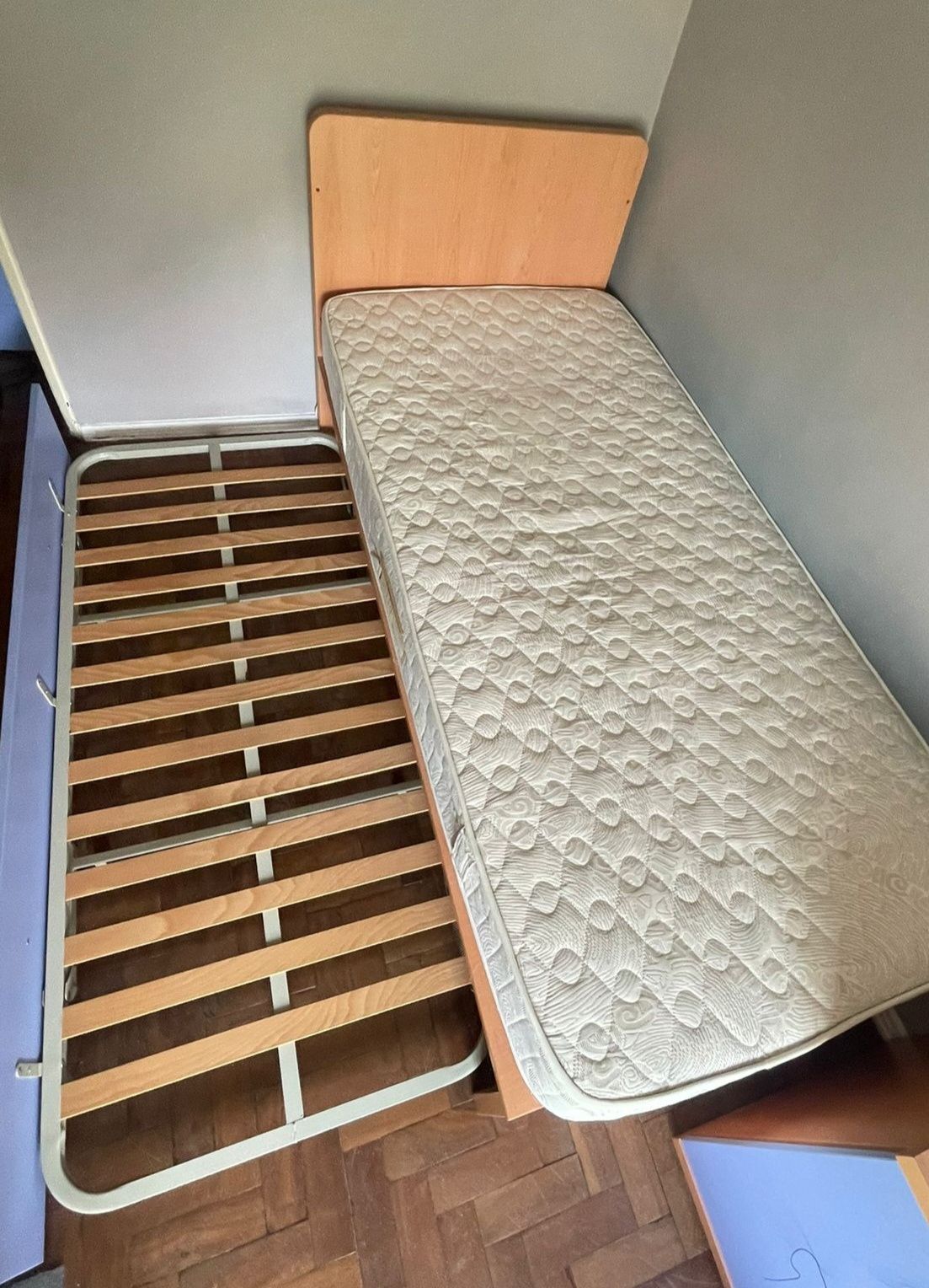 Conjunto Quarto Completo – Cama + Colchão + Mesa de Cabeceira + Cómoda