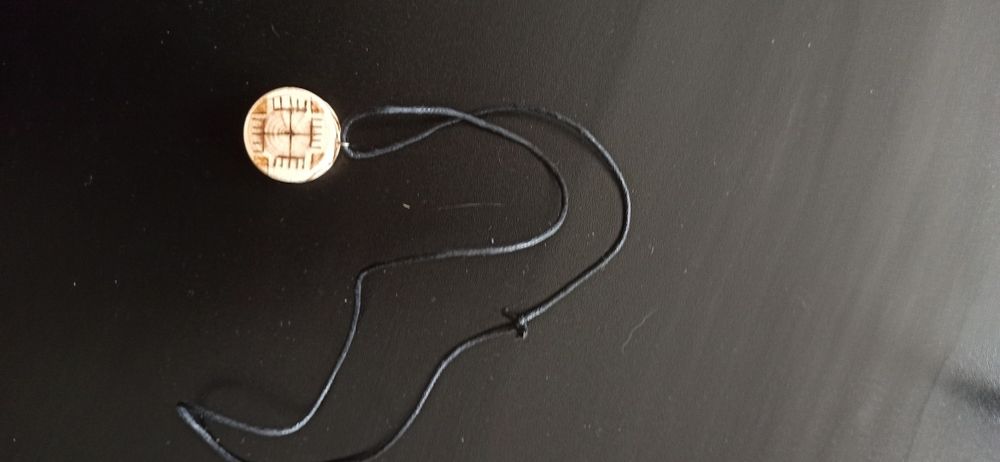 Naszyjnik zawieszka drewno wypalane wiking