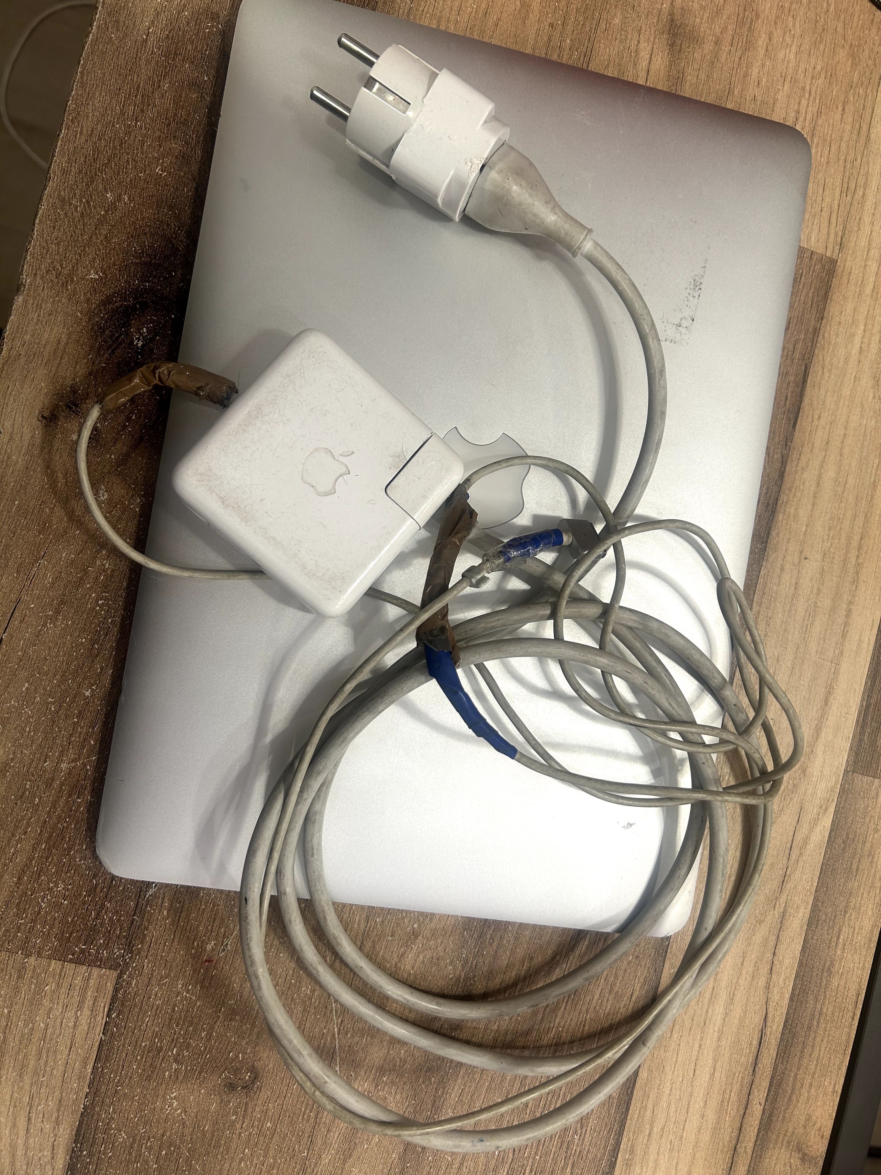 MacBook Air 13” (2017) i7 / 8GB RAM / 128GB SSD