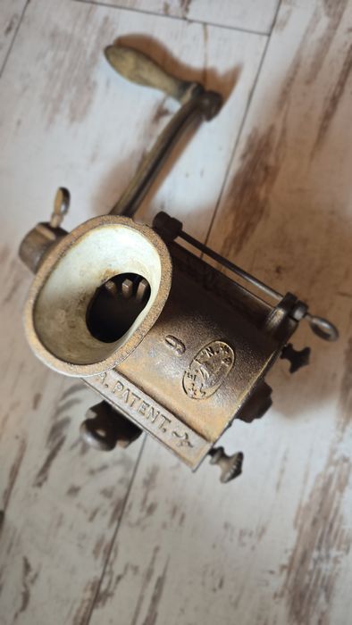 Stara zabytkowa maszynka do mielenia tytoniu