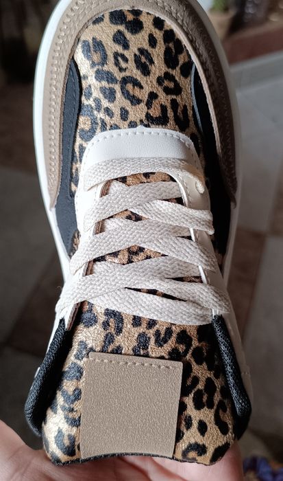 Tênis compensados camel e animal print 
N40