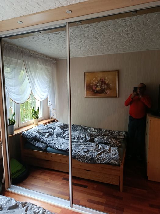 Ogromna przesuwana szafa i komoda