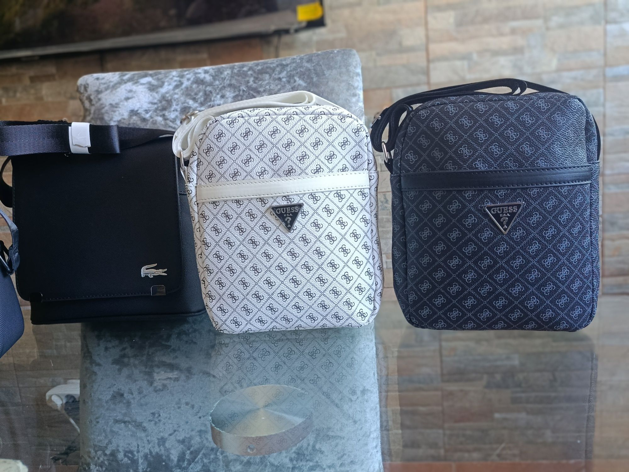 Bolsas novas da Lacoste e Guess 30€ cada