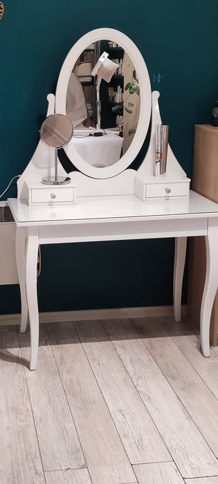 Toaletka biała z lustrem