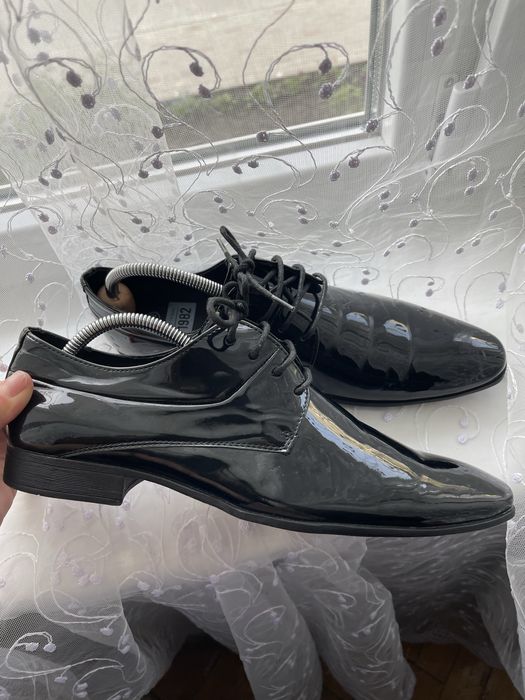 Чоловічі туфлі лакові