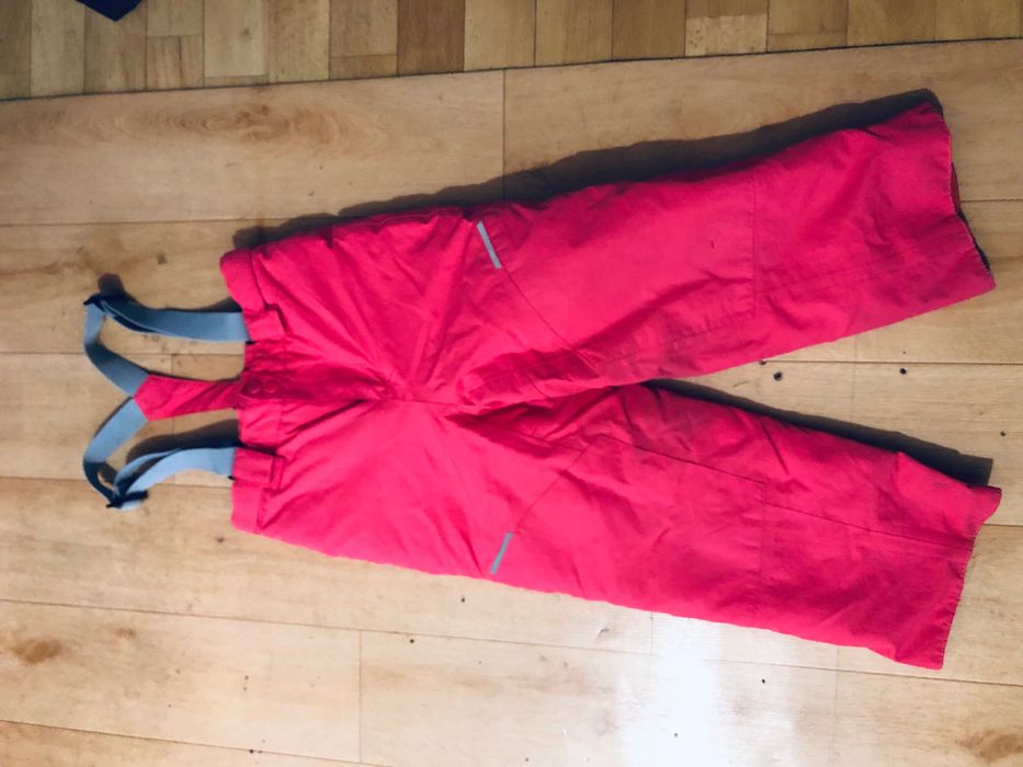 5-6 лет Штаны лыжные, сапожки резиновые. на девочку