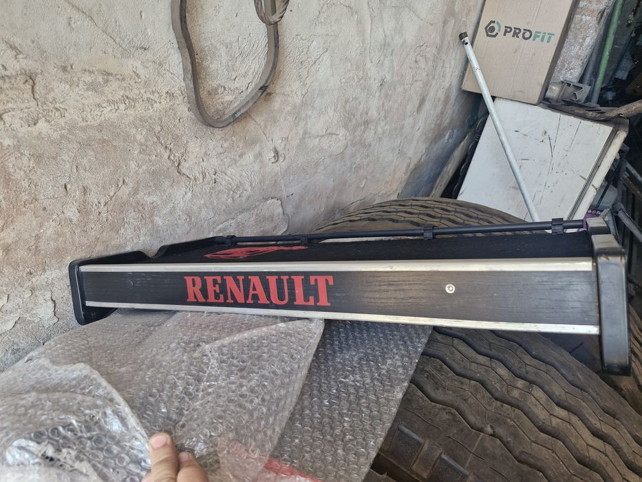Полка для  Рено магнум в хорошем состоянии