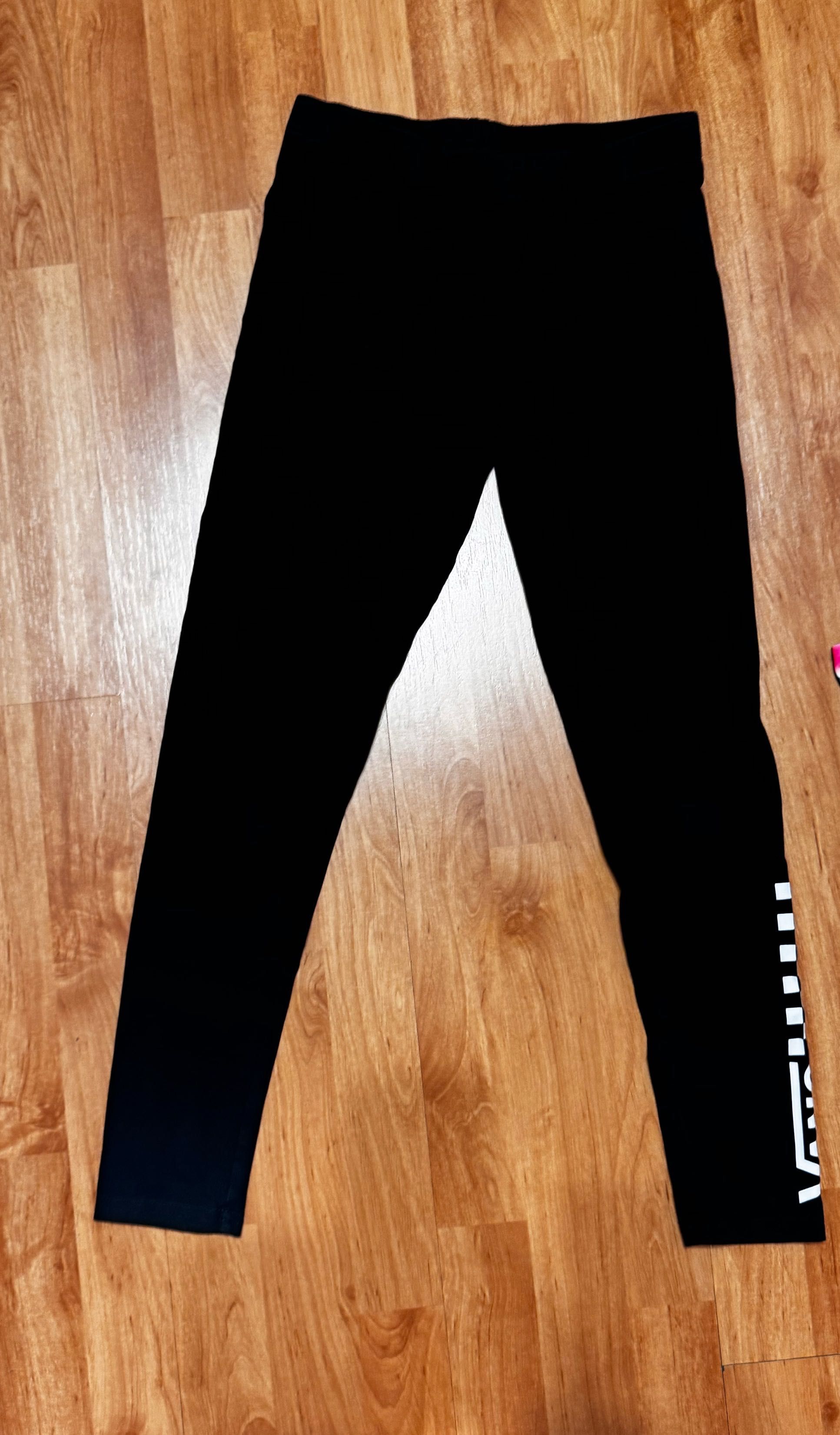 Legginsy i koszulka Vans.