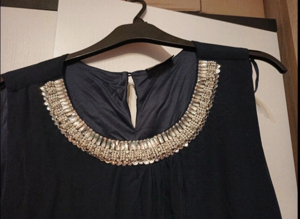 Zwiewna sukienka z ozdobnym dekoltem