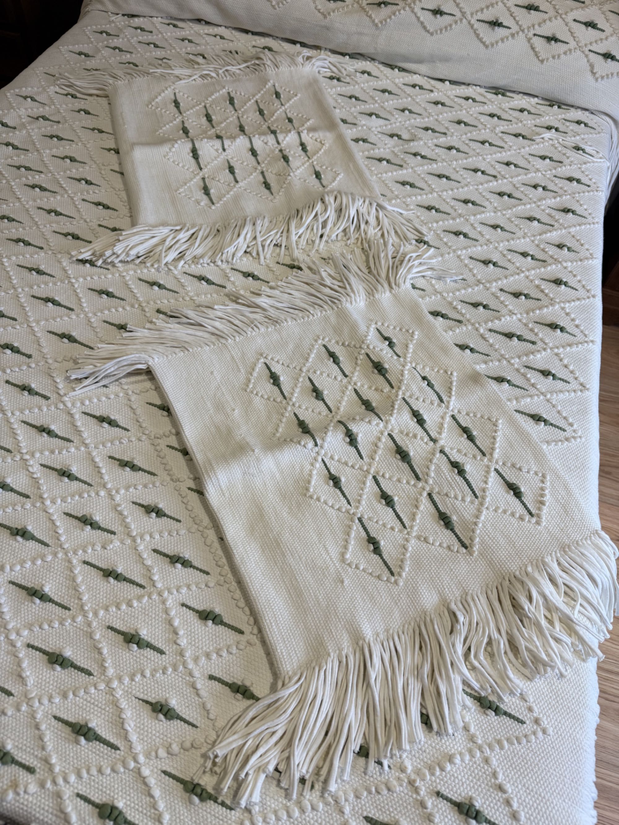 Colcha de cama com pormenores verdes a bom preço