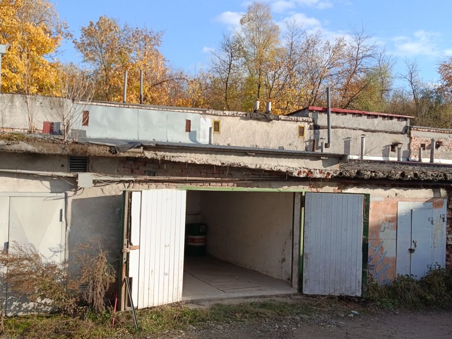 Продам гараж за білим замком