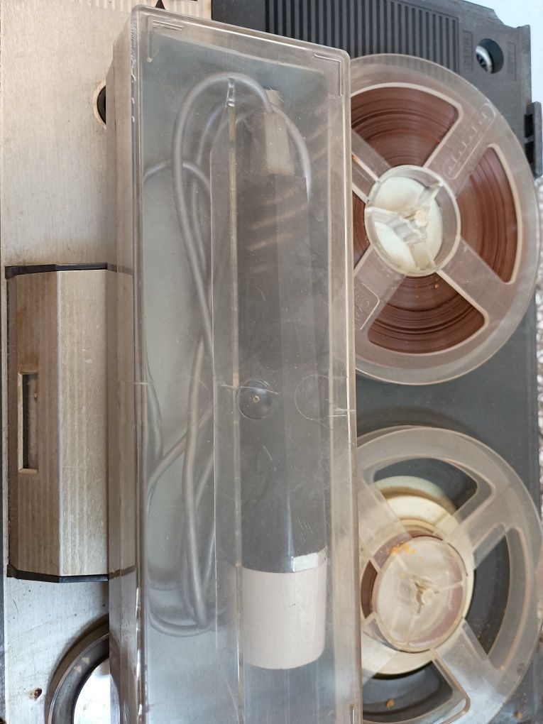 Grundig ZK 140 z mikrofonem i taśmami
