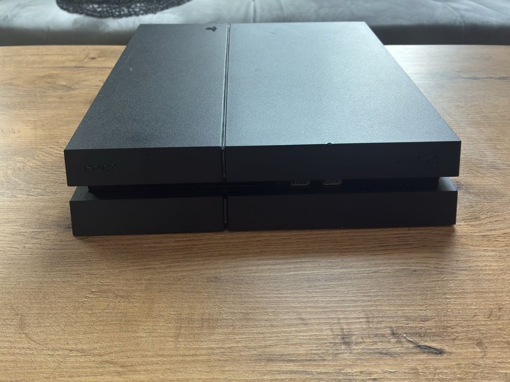Ps4 1tb 2 pady + 5 gier. Używany