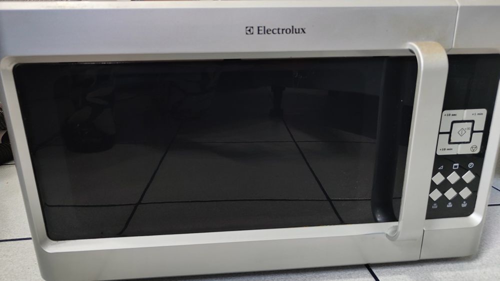 Mikrofala duża Elektrolux 900W z funkcją grill