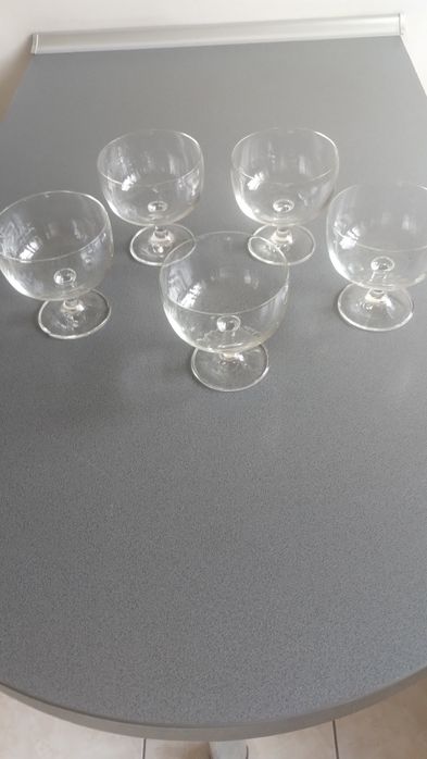 Pucharki szklane do lodów deserów.