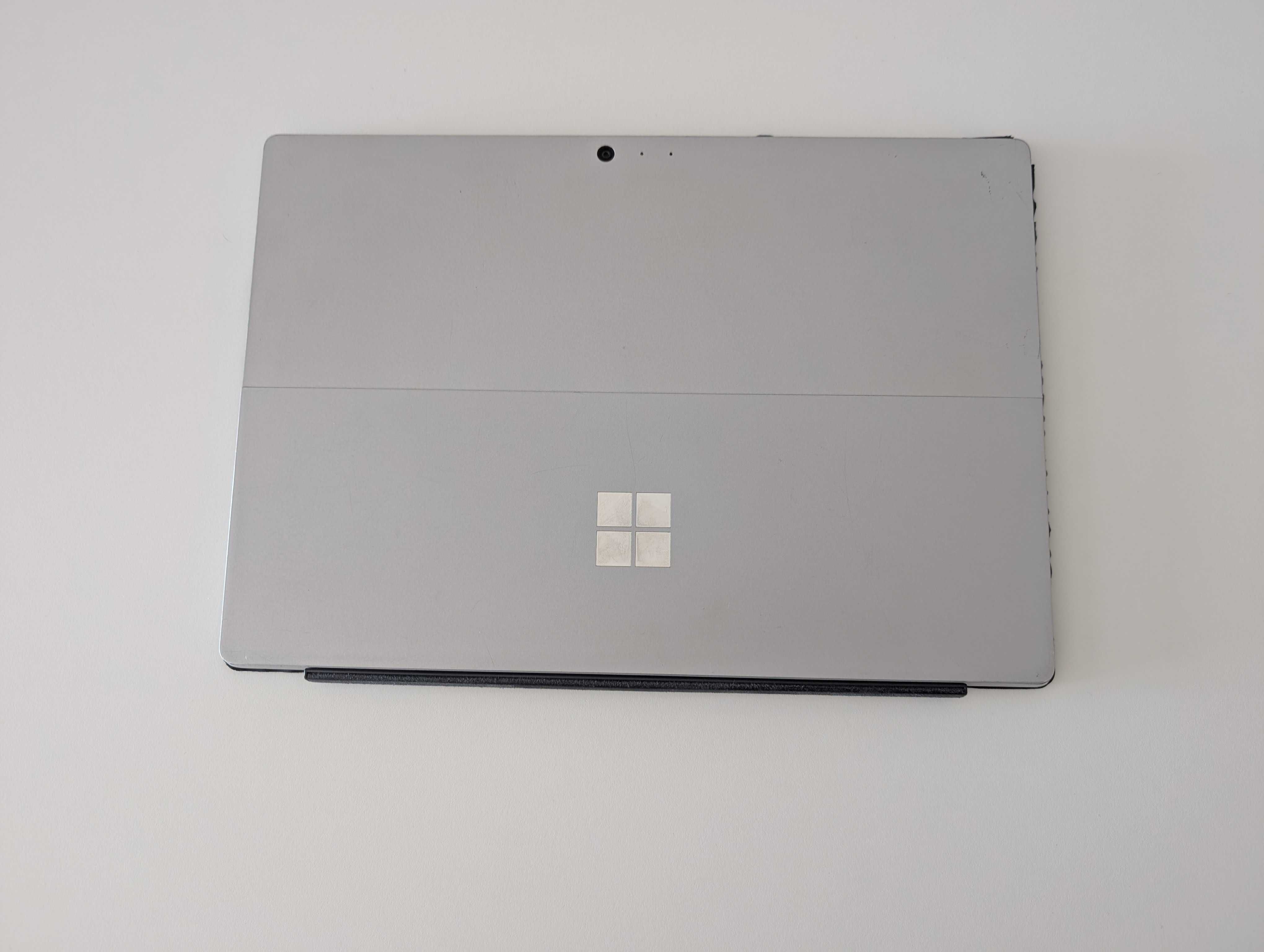 Microsoft Surface Pro 4 (1724) – i5 / 256GB