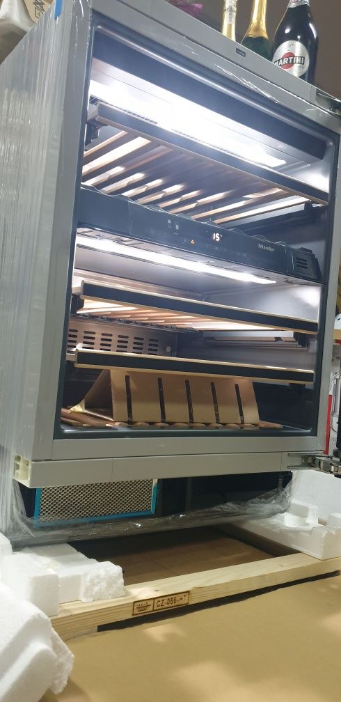 Винный шкаф Miele KWT 6322 UG  встраиваемый под столешницей ( 1750€ )