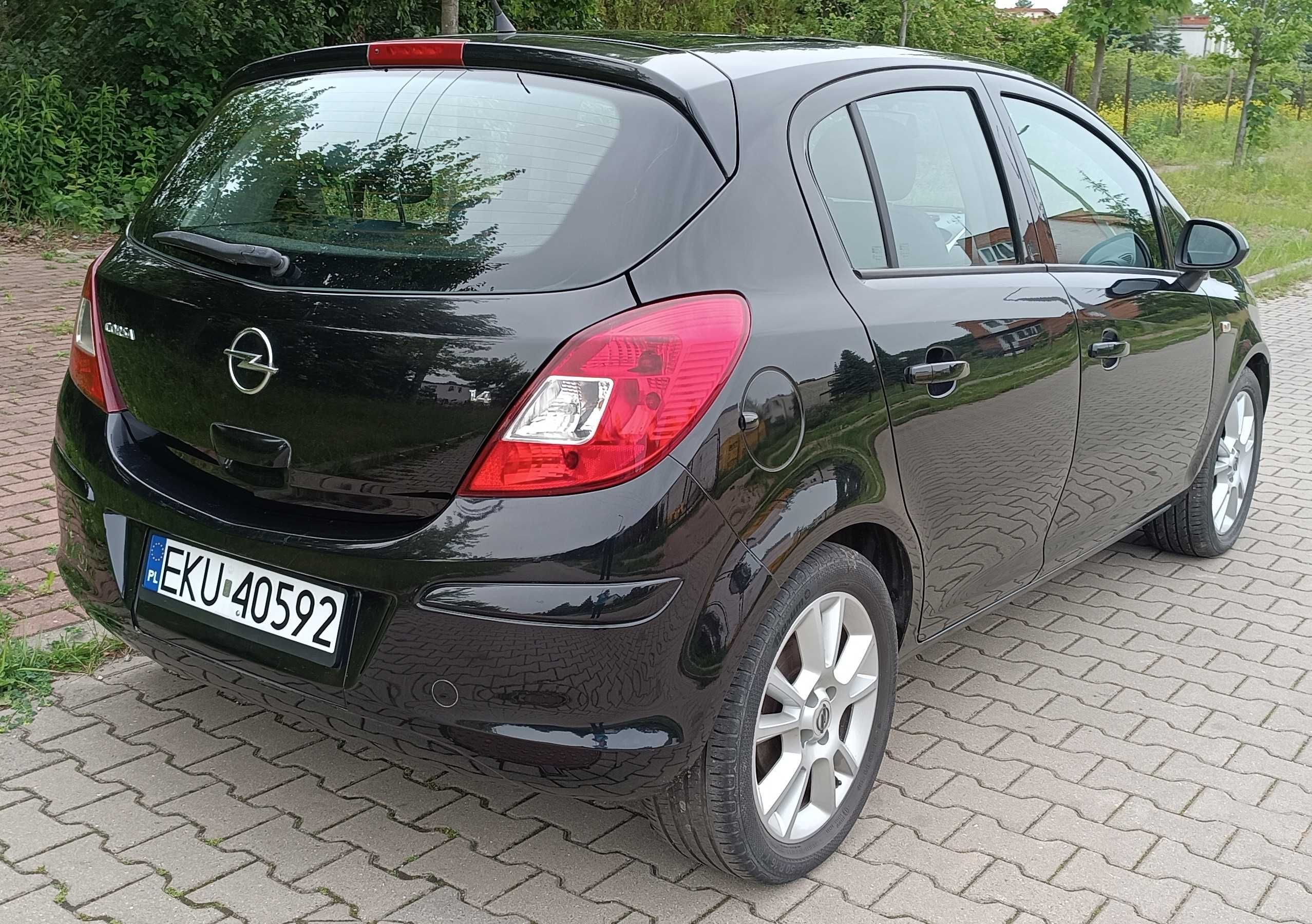 Opel Corsa D 1,4 ecotec z fabrycznym bagażnikiem na 2 rowery