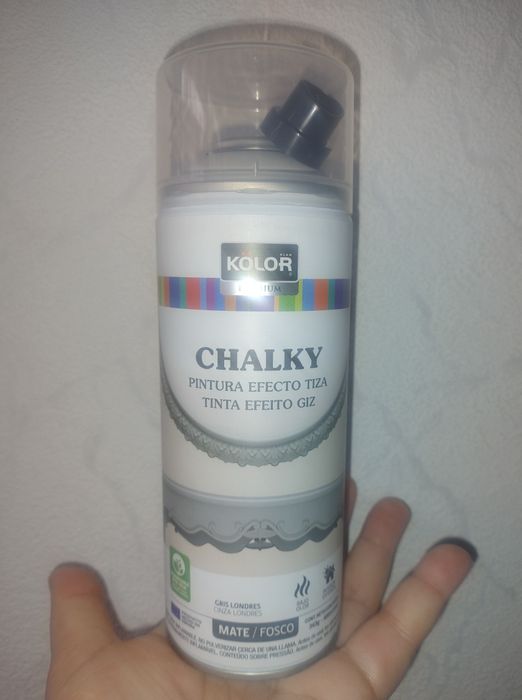 Farba w sprayu do drewna .