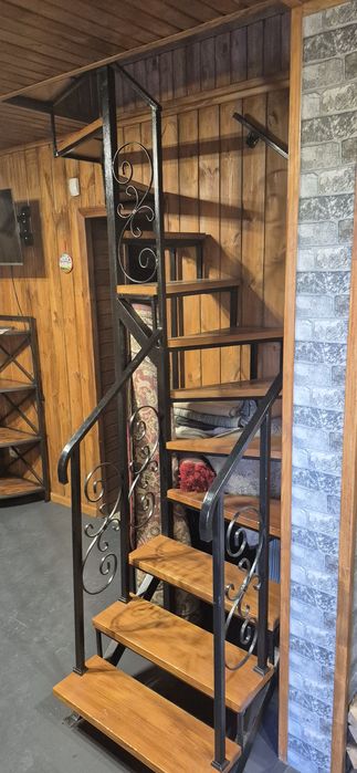 Продам шикарну дачу в якій можна жити поруч блакитні озера