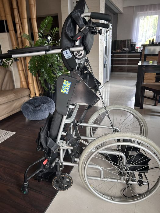 Wózek inwalidzki z funkcją pionizacji
