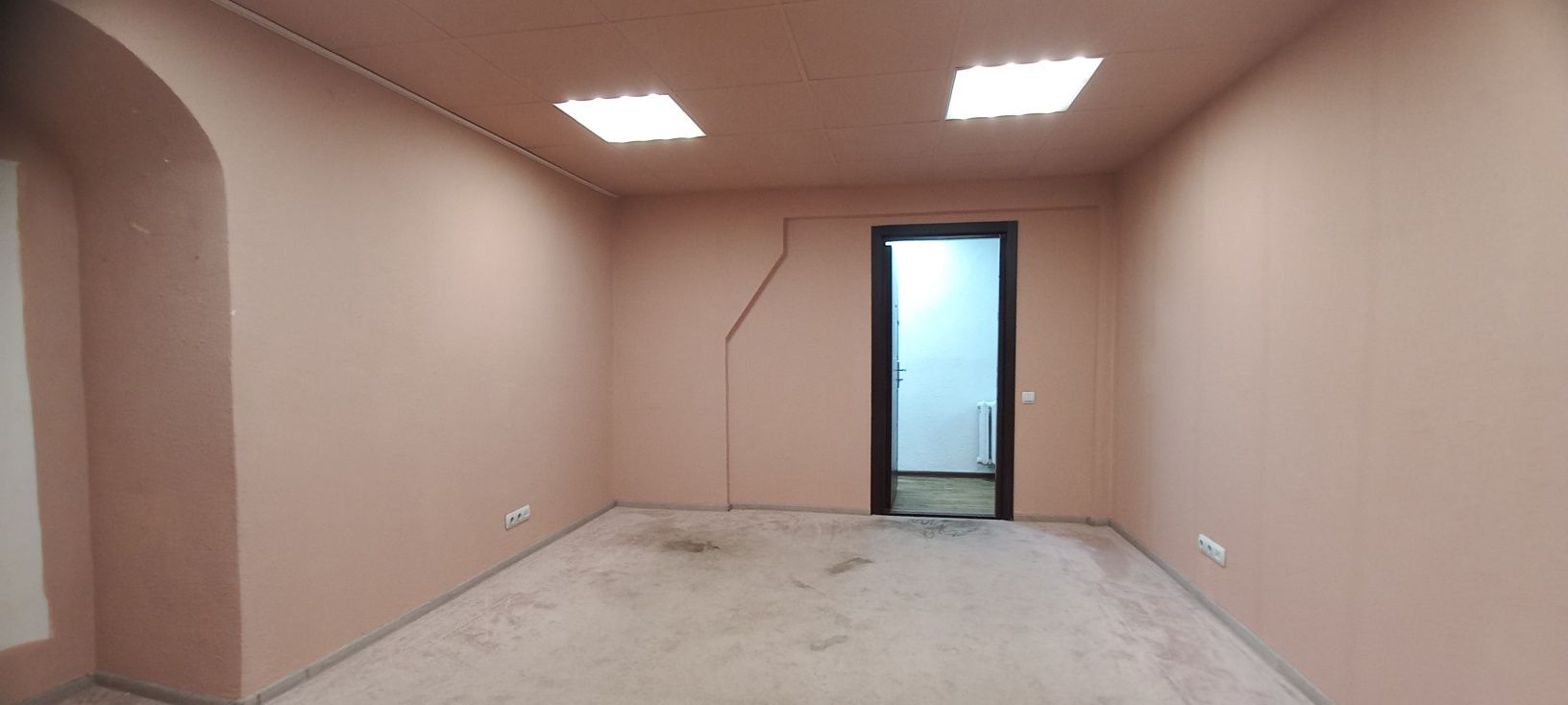 Без комиссии! Аренда под офис, салон,  шоу-рум - 25 м.кв., в центре.