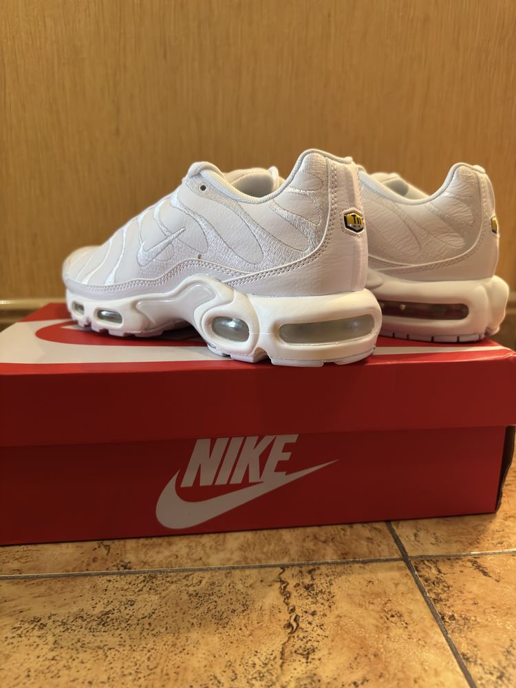 Кросівки унісекс NIKE AIR MAX PLUS WHITE AJ2029-100