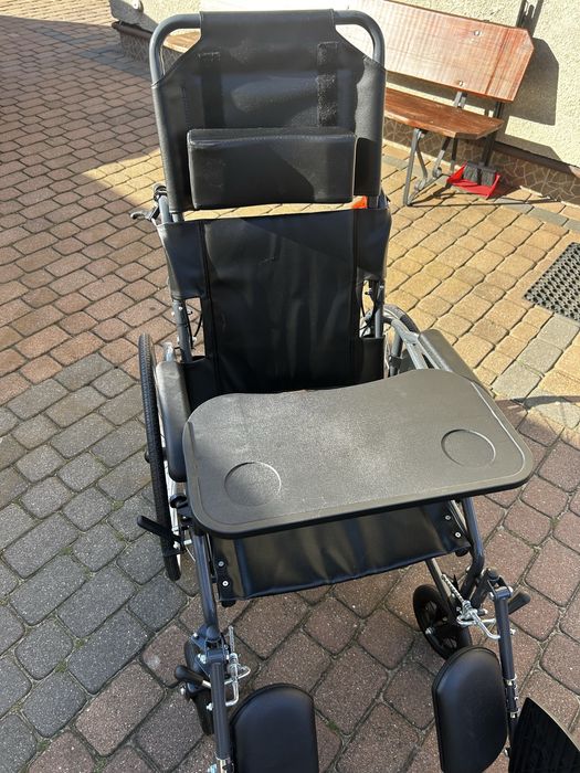 Wózek inwalidzki z funkcją rozkładania na płasko