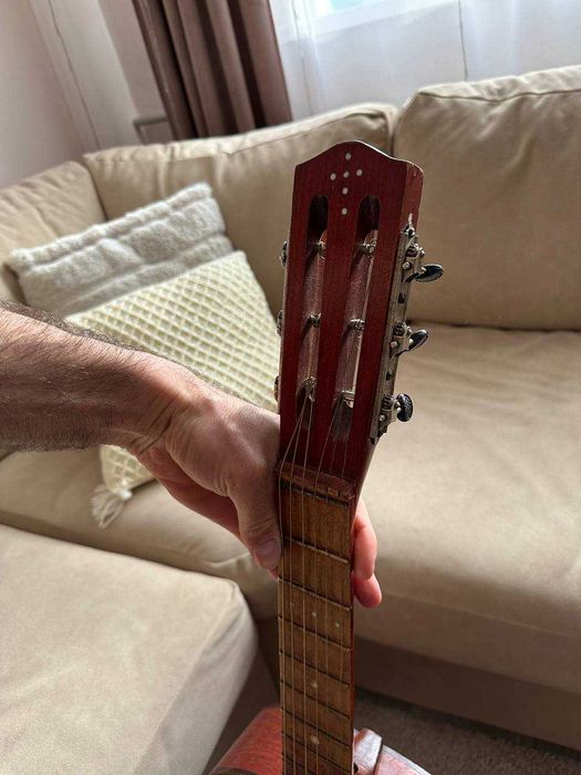 Продам шестиструнную акустическую гитару (нужен ремонт).