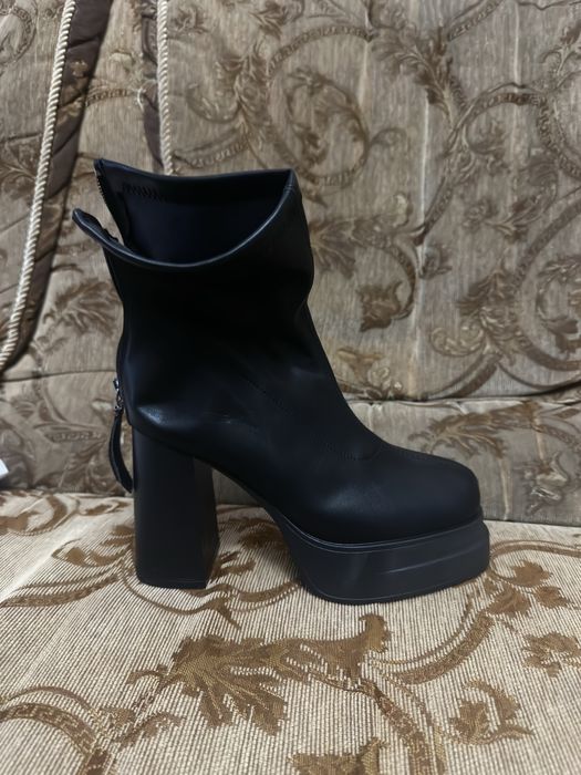 Ботильйони ботинки боти черевики на чоботи підборах versace catwalk