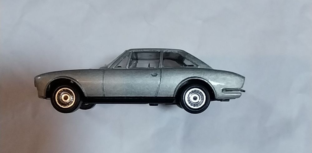 Miniatura da Solido Peugeot 504 em escala 1/43