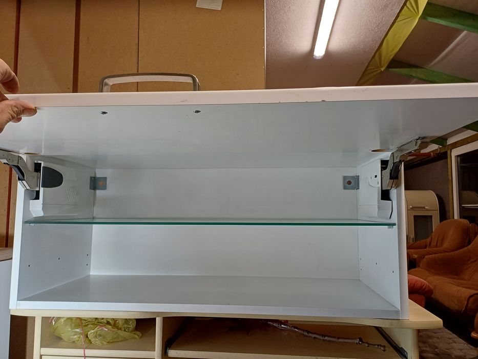 Biała  szafka ze szklaną półką.Transport.