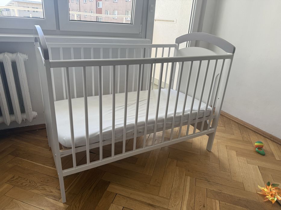 Łóżeczko dziecięce z materacem
