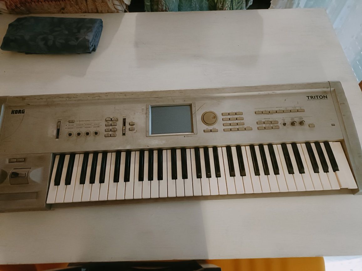 Teclado Korg triton