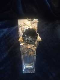 Duży szklany wazon z metalowym kwiatem ozdobą