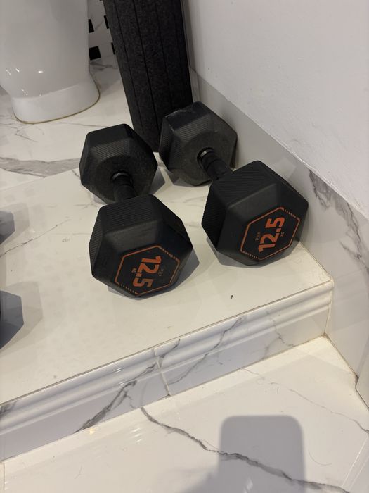 Vários pesos de fitness/musculação