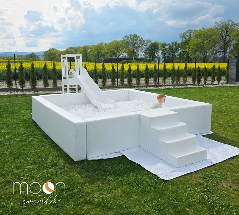 Białe dmuchańce, atrakcje na urodziny, wesela - Biały zamek dmuchany