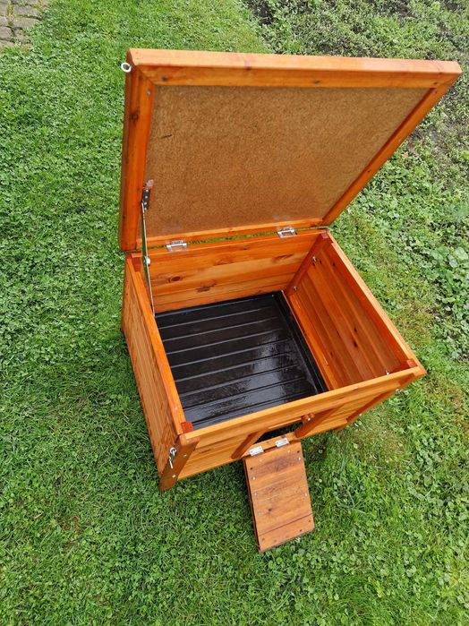 klatka dla małych zwierząt z domkiem na zewnątrz