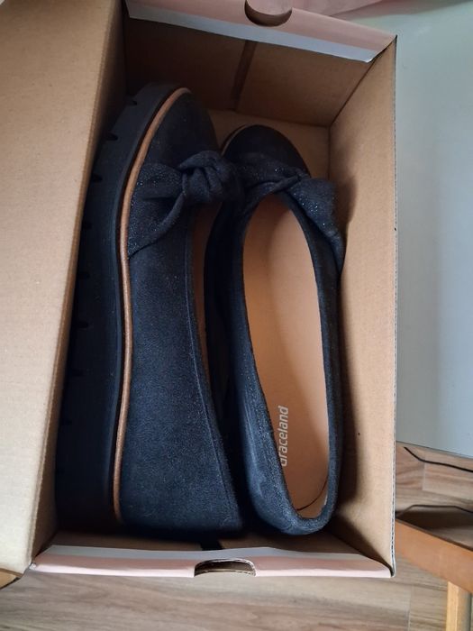 buty zamszowe na koturnie