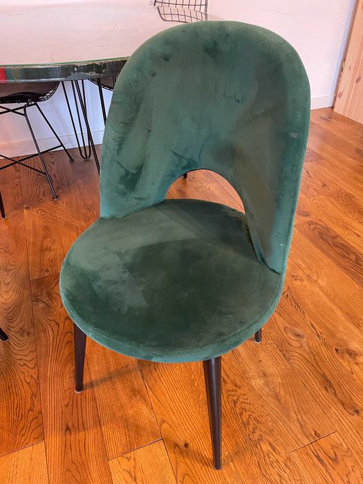 Okrągły stół z krzesłami