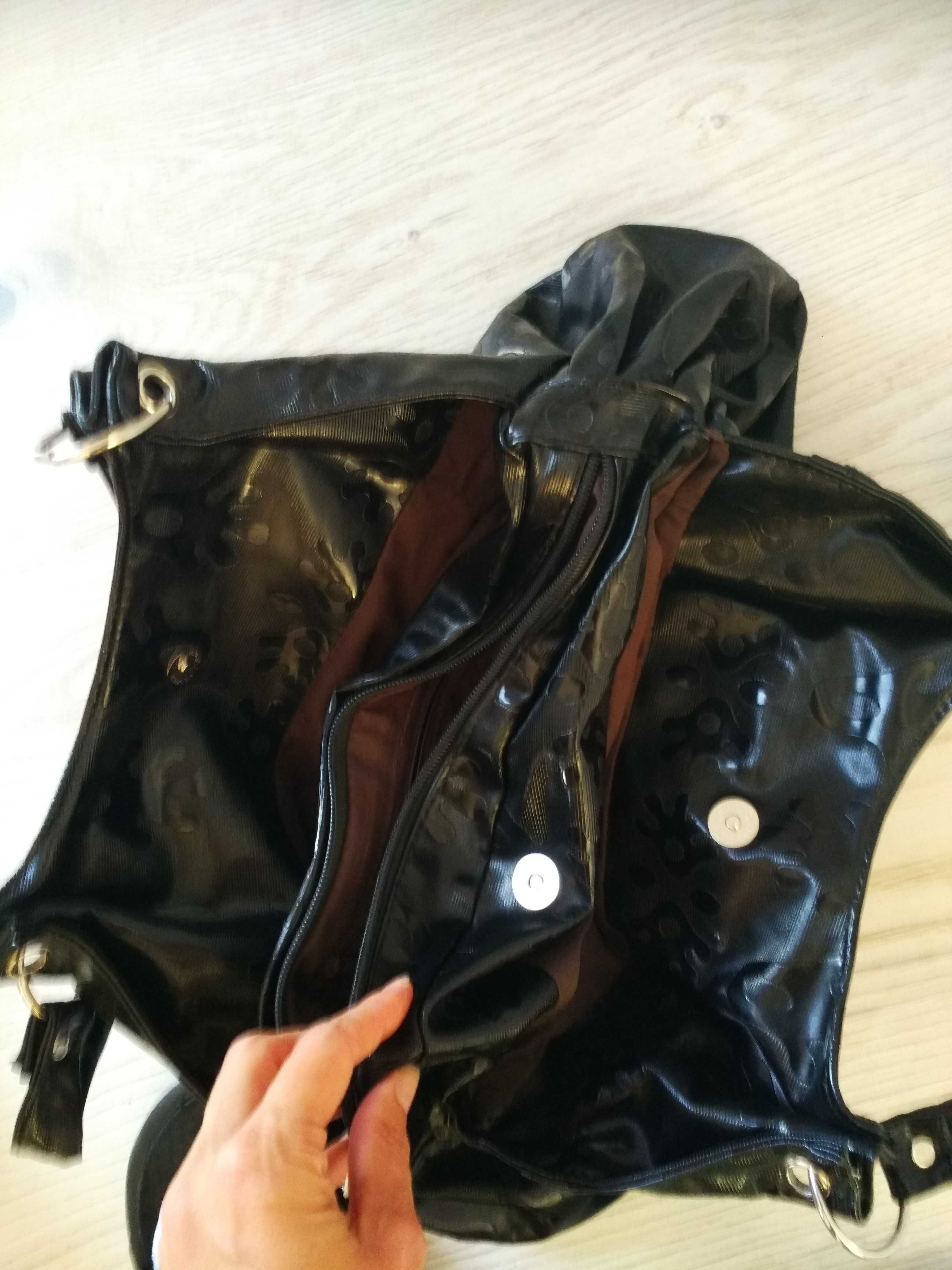 Sliczna czarna torebka elegancka blyszcząca wodoodporna z lancuszkami