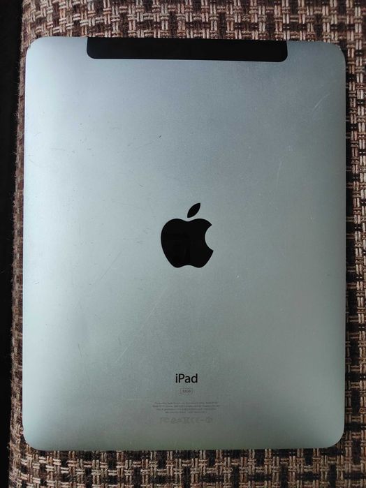 Apple iPad A1337 32GB (1st Gen); iPhone 7; 6s Plus; 6