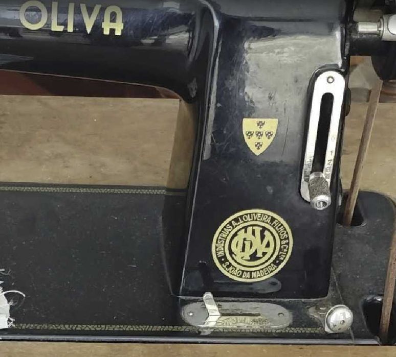 Máquina de costura OLIVA de pedal