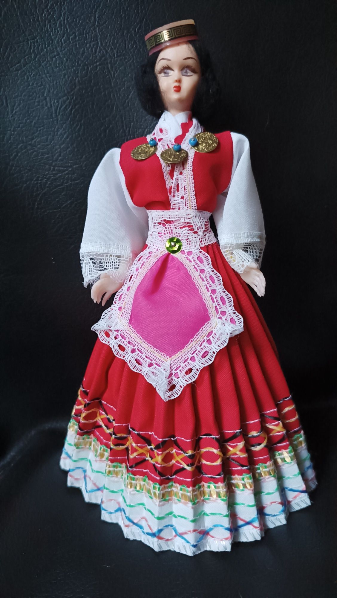 Kolekcjonerska lalka w tradycyjnym stroju greckim