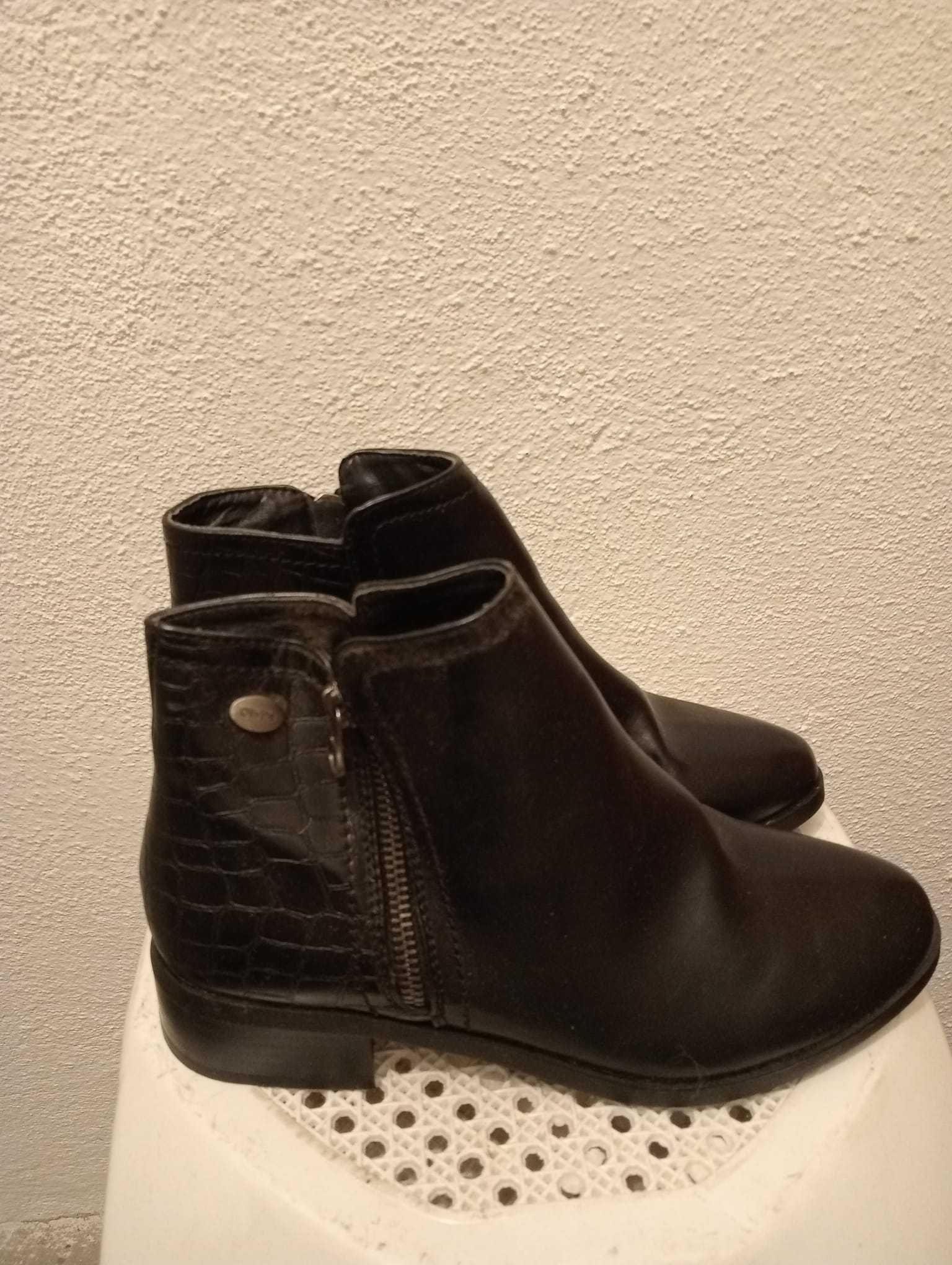 Botas pretas senhora
