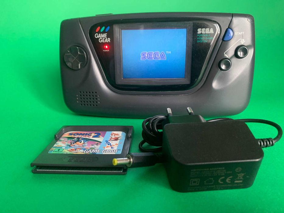 Sega game gear в робочому стані з блоком живлення та картриджем Sonic